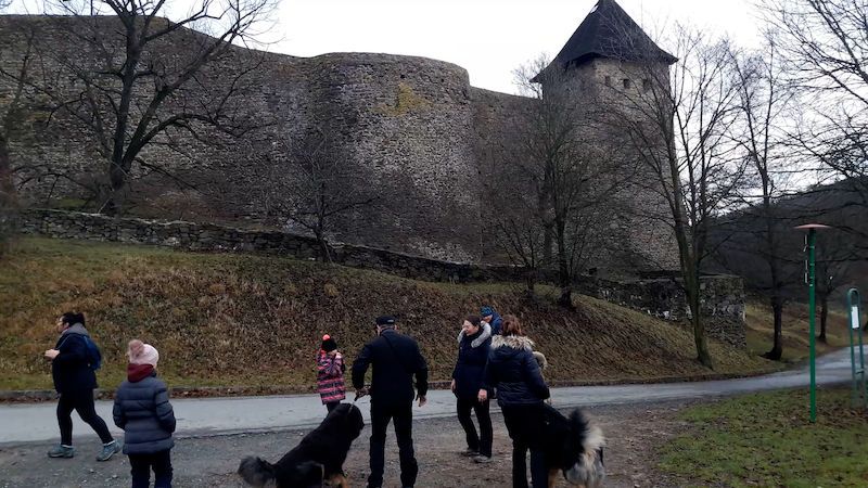 Turisté vyrazili k hradu Helfštýn, navzdory zrušení tradičního výšlapu